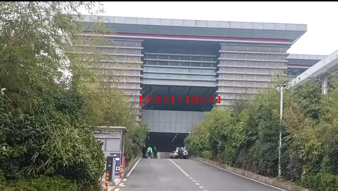 贵阳北站西广场旁600平方场地出租